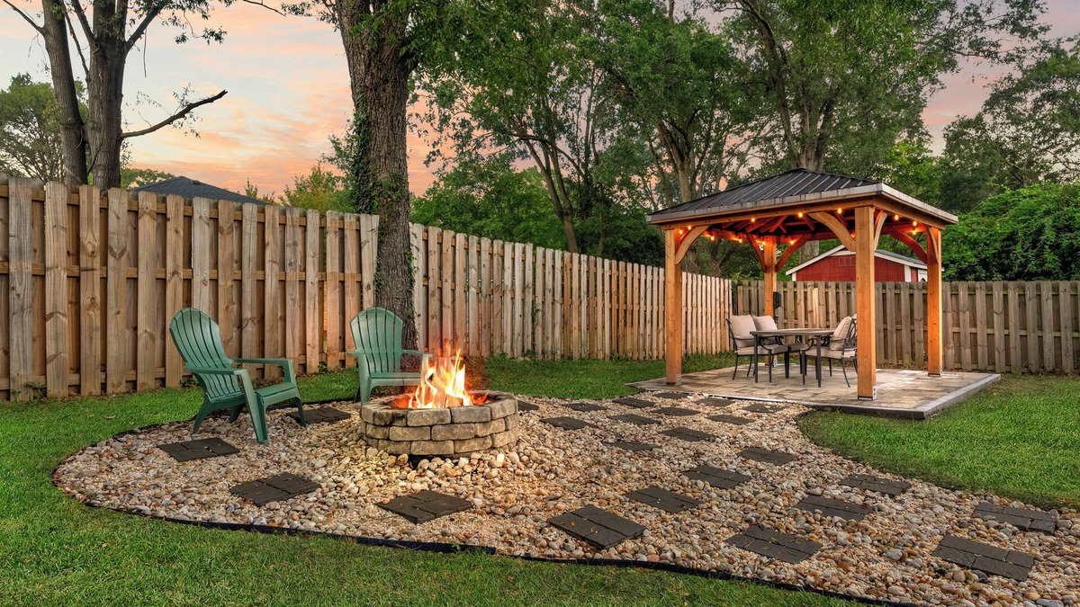 Plaza Midwood House | Stylish 4BR Haven Backyard and Fire Pit