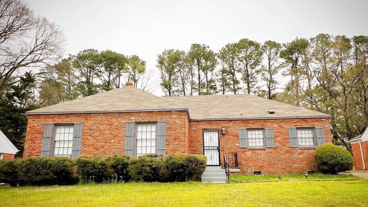 East Memphis House | Stylish 4BR Home Large Backyard Prime Location