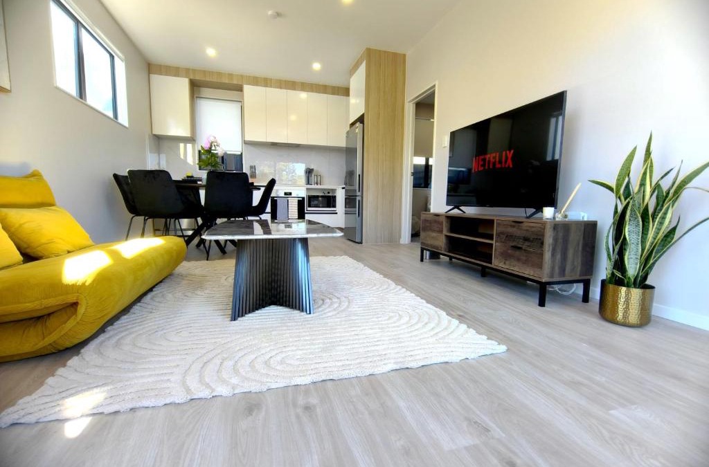 Botany Downs Villa | Stylish 4BR Home, Netflix, Walk to Eateries and Schools