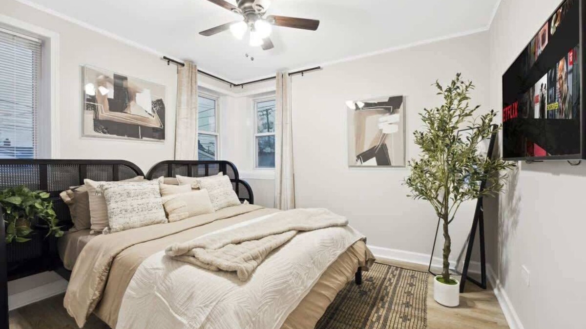Cicero House | Stylish 4BR | Sleeps 8 | Garage Parking | Near Airport & Downtown