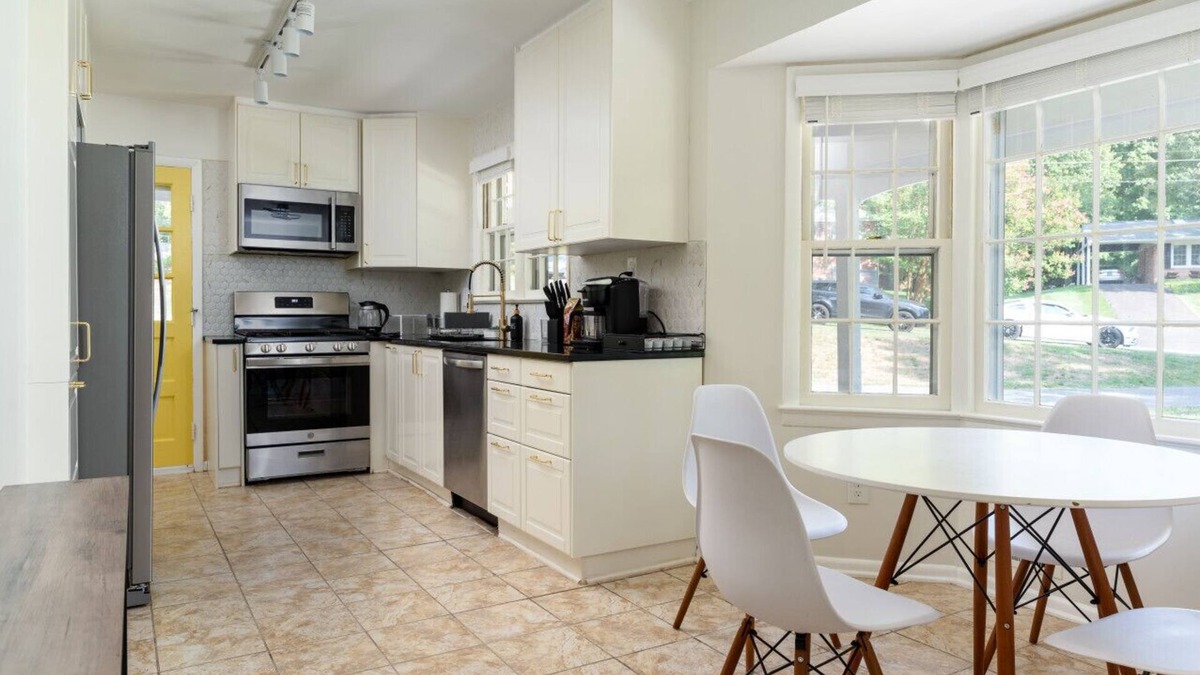 Colesville House | Stylish 5 Bed Silver Spring Haven- Vibrant & Sleek