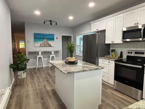 Elmhurst House | Stylish 5-bedroom near Downtown Providence & Providence College