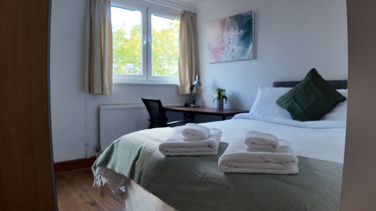 Thamesfield Apartment | Stylish 5BR/3BA Duplex in Prime London Zone 2 | Near River, Tube & Parks