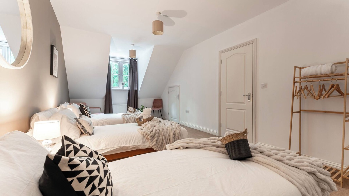 Mildenhall House | Stylish 6-BR Getaway in Quiet Mildenhall Area!