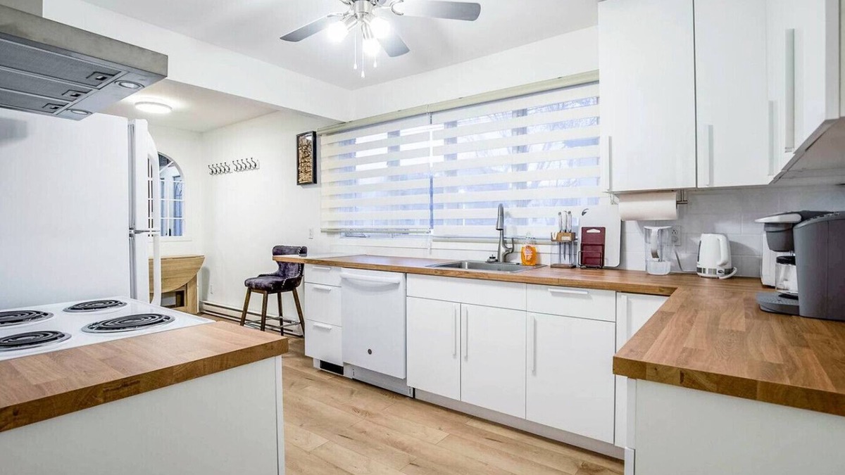 Brossard House | Stylish 6-BR House close to DT with free parking