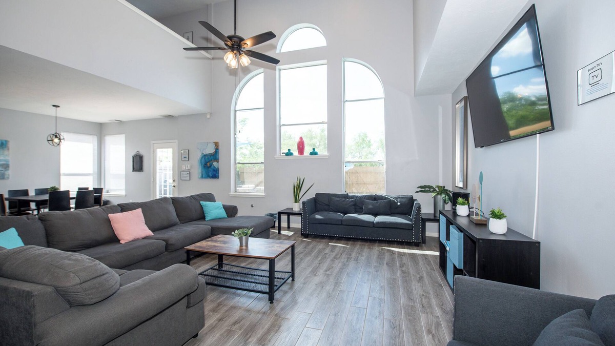 Barker House | Stylish 7-BR w Pool & Spa 20 Mins Downtown