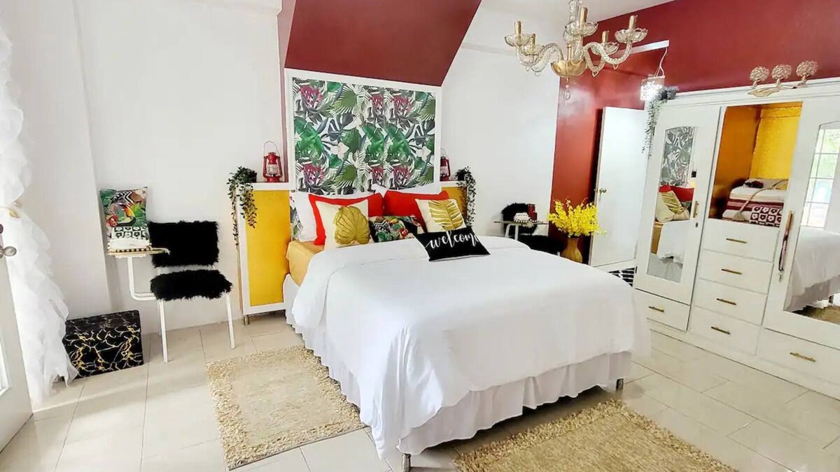 Eastwood Park Villa | Stylish 8BR Central In Halfway Tree @Kingston Manor