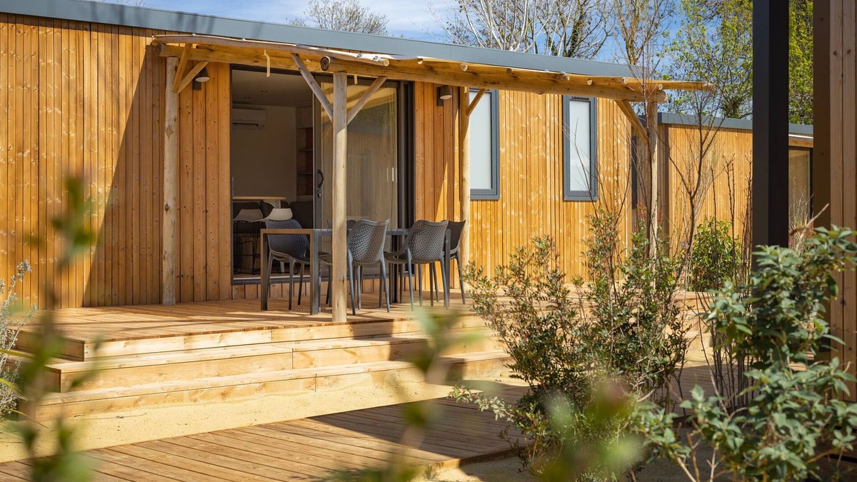 Le Grau-dʼAgde Ski Chalet | Stylish Agde Chalet| Pool