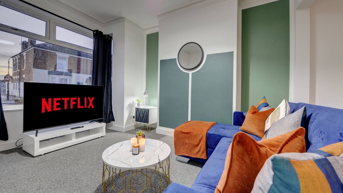 Hull Condo | Stylish and Beautiful 3 Bed House