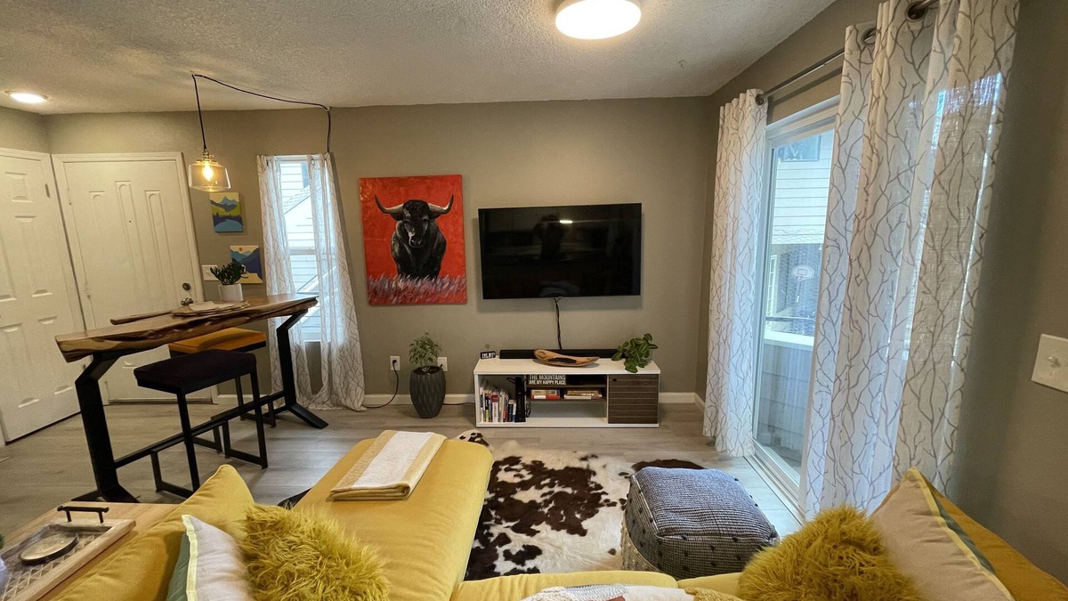 Foothills Condo | Stylish and bright, perfect for your getaway