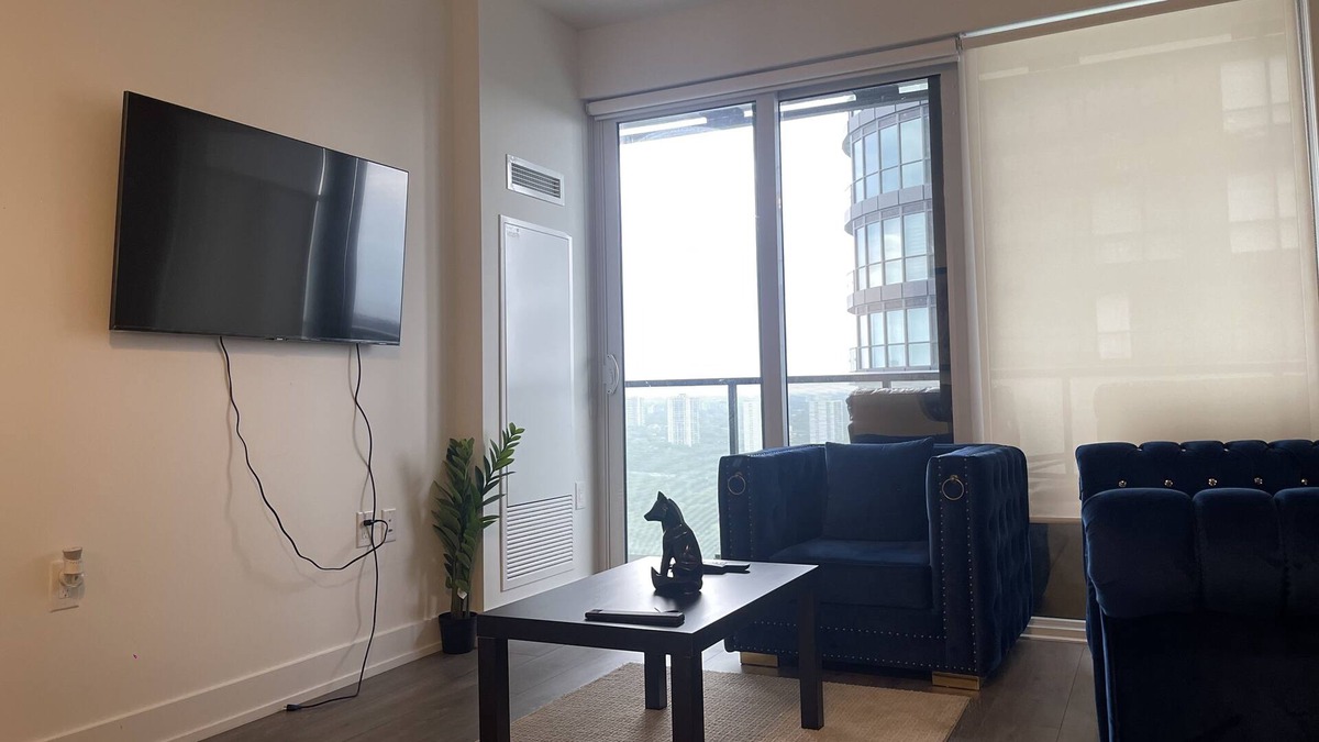 Cabbagetown Condo | Stylish and centrally located condo -15 min from downtown