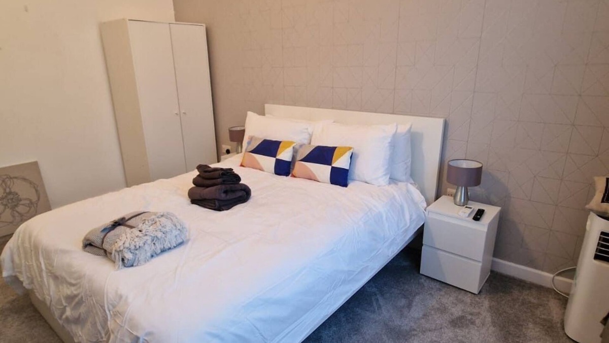 Barking House | Stylish and Cosy Family Friendly House - Shops, Parks & Quick City Links