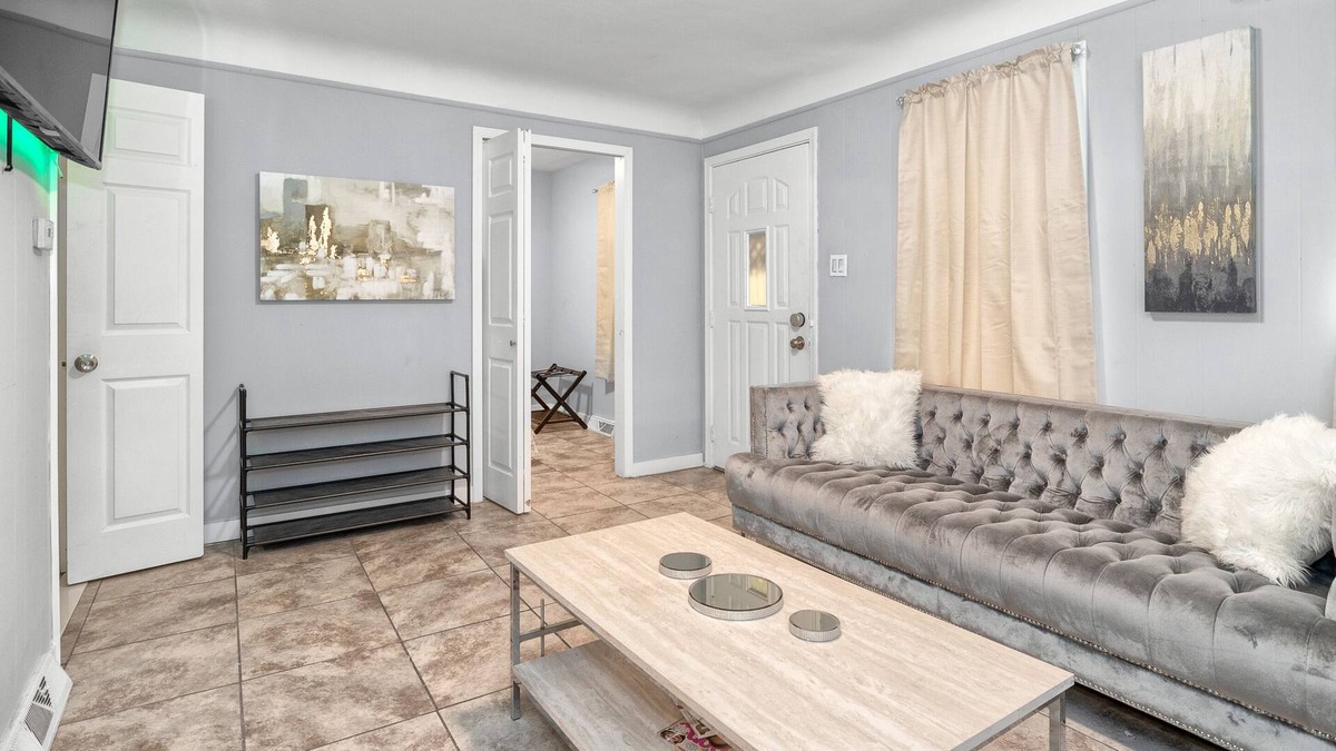 Lincoln Park House | Stylish and Cozy Home | Pet Friendly