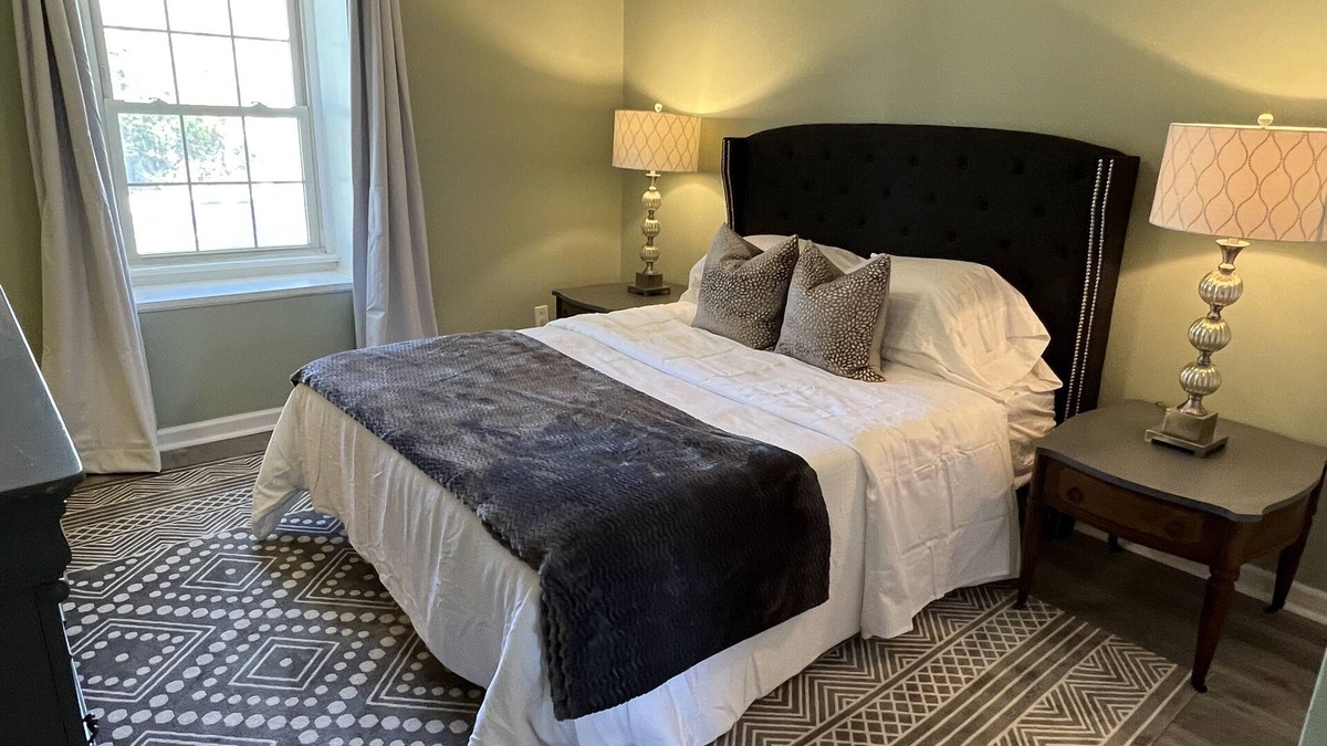 Seven Oaks Condo | Stylish and Cozy One Bedroom Condo in Prime Location