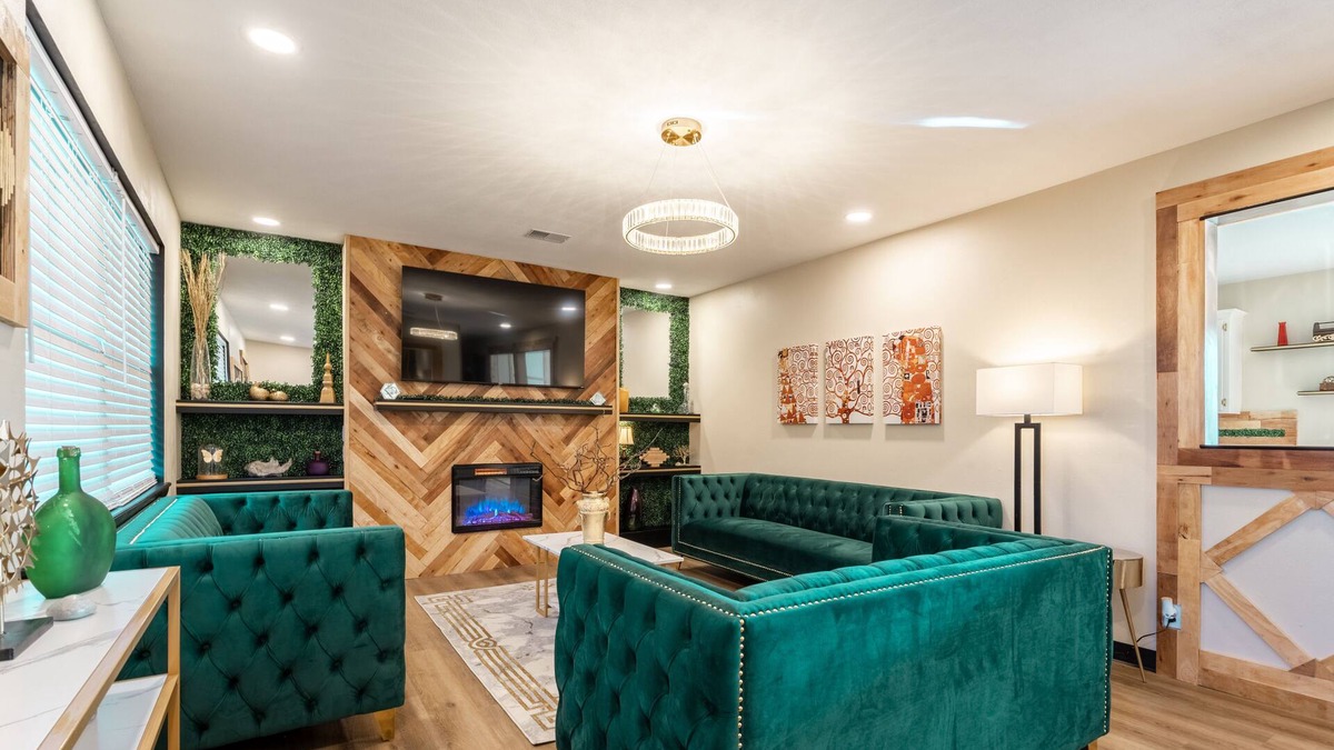 Springdale House | Stylish and funky, minutes away from everything NWA has to offer!