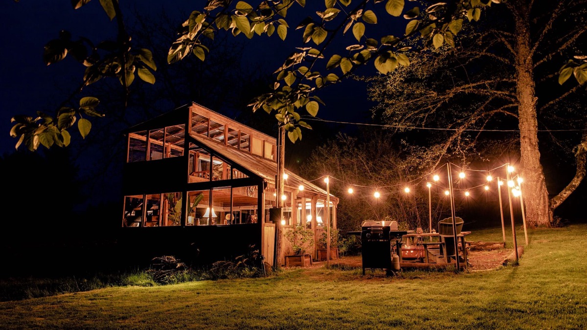 Molalla Cabin | Stylish and Romantic Glamping Cabin with private hiking and Wood Burning Hot Tub