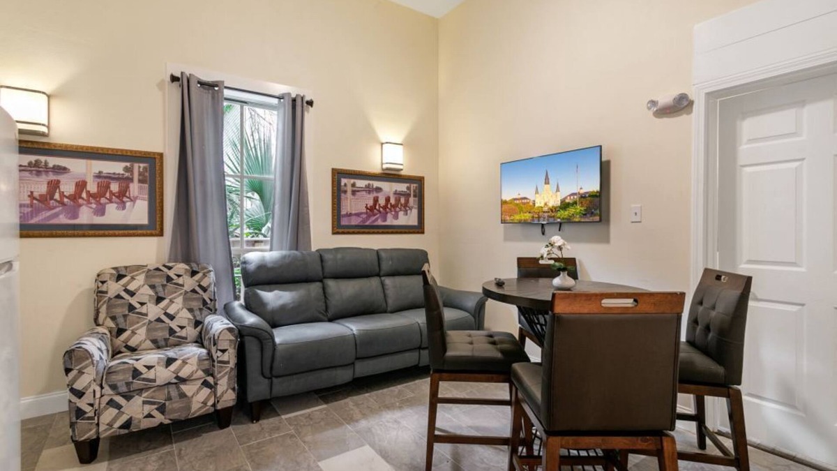 Faubourg Lafayette Condo | Stylish and Spacious Urban Retreat in NOLA