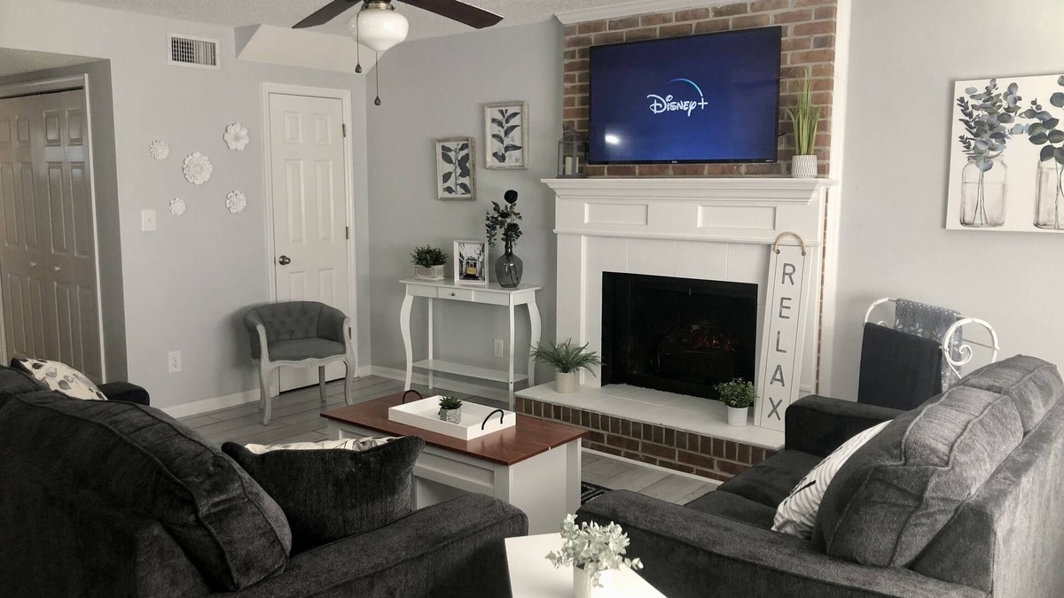 Thomasville House | Stylish and Spacious Townhouse overlooking Andrews Lake