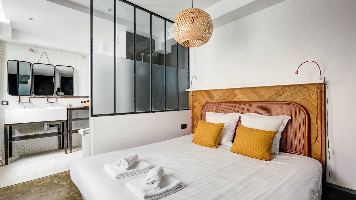 Porte-Saint-Martin Apartment | Stylish and sunny 7BD with garden for 17 guests!