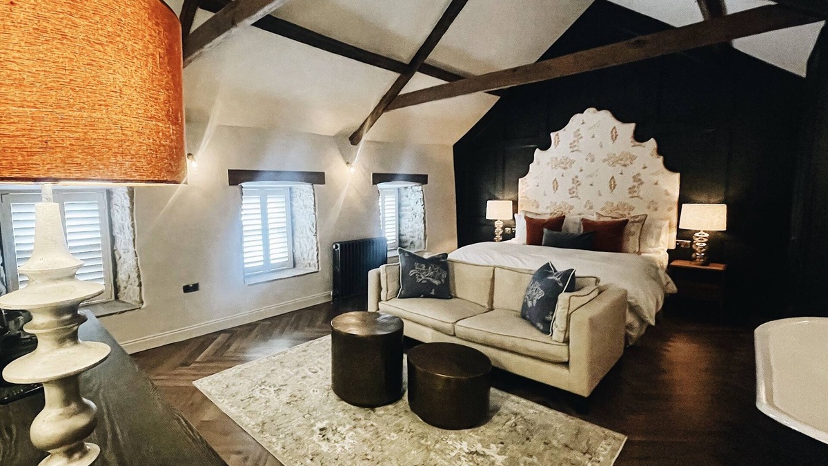 Bridgend Apartment | Stylish apartment above popular traditional village pub!