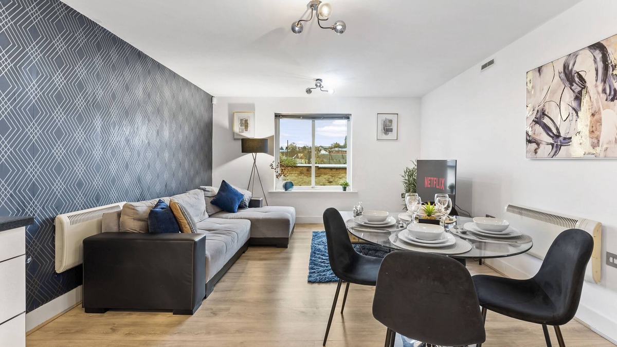 Healey Lane Apartment | Stylish Apartment in Dewsbury with Parking
