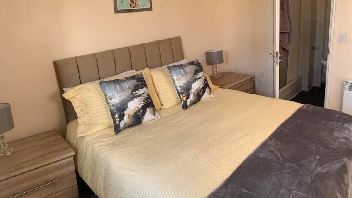 Griffydam Apartment | Stylish Apartment sleeps 4/6 Wi-Fi Parking Pet Friendly near NEC and Warwick Uni