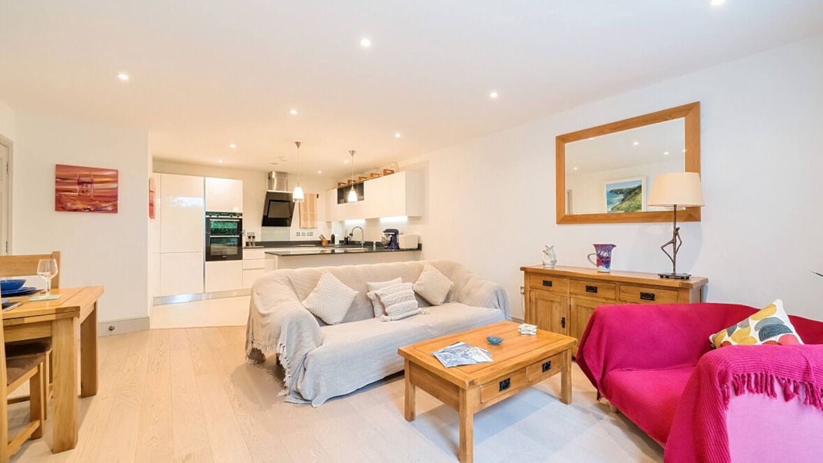 Weybridge Apartment | Stylish apartment with parking| Pass the Keys