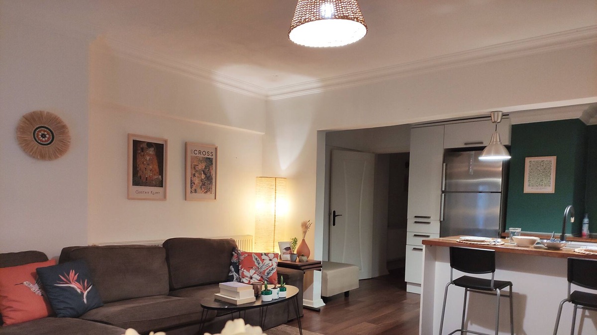 Bahcelievler Apartment | Stylish Apartment with Backyard in Merter