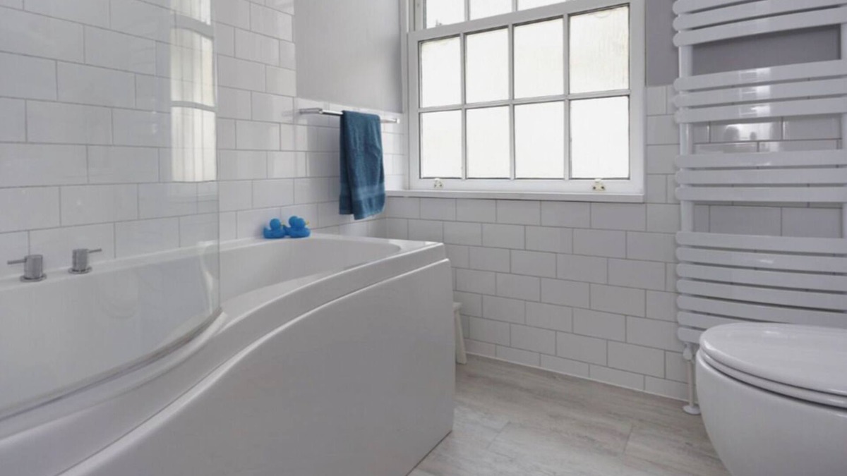 Kidbrooke with Hornfair Apartment | Stylish apt in a 1938 building w/parking