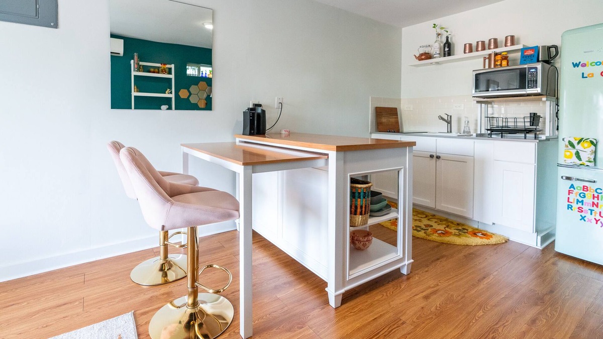 St. Edwards Apartment | Stylish, artsy gem. Walk to Iconic South Congress
