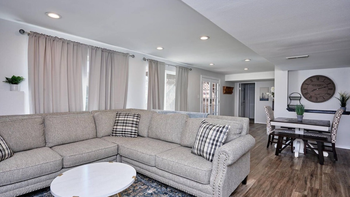 Aurora House | Stylish basement/apartment ideal for long stays