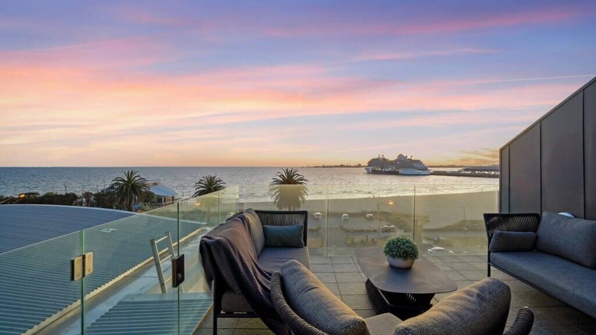 Port Melbourne Apartment | Stylish Bay-Side Executive Apt. w/parking