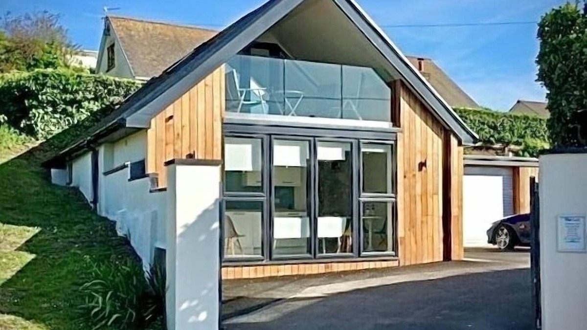 Challaborough Cottage | Stylish Beach Cottage Sleeps 4, just 85 mtrs from sandy 'Blue Flag' beach.