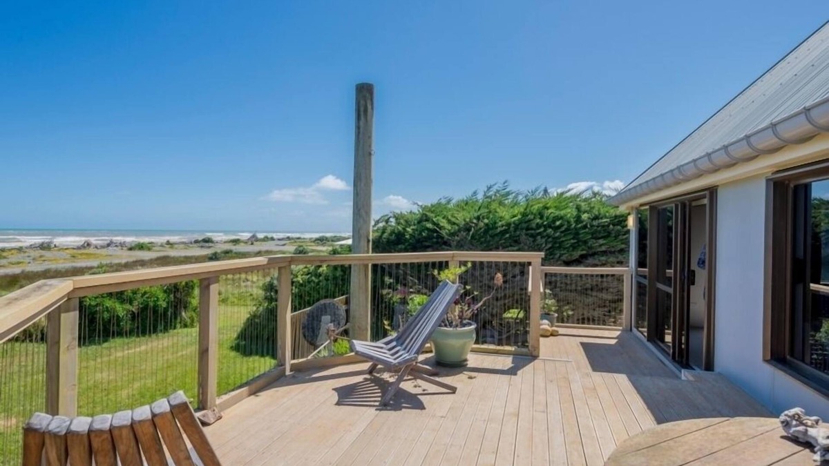 Te Horo Beach House | Stylish beach front house with stunning views