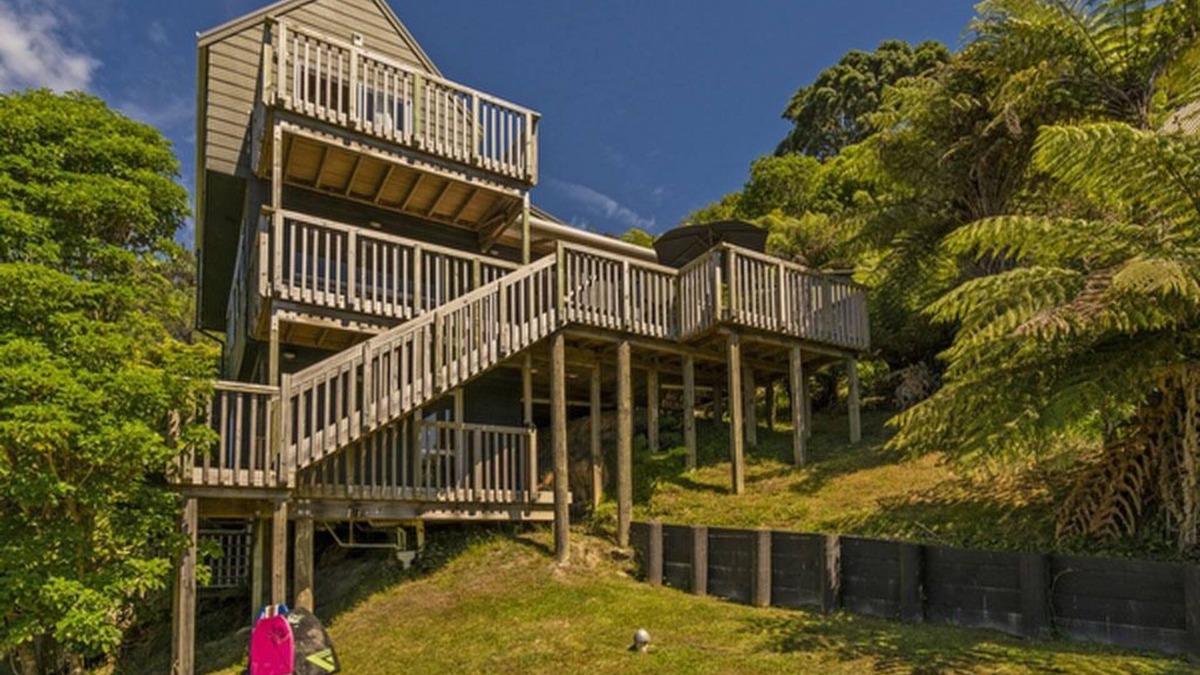 Hahei House | Stylish beach house comfort in commanding position