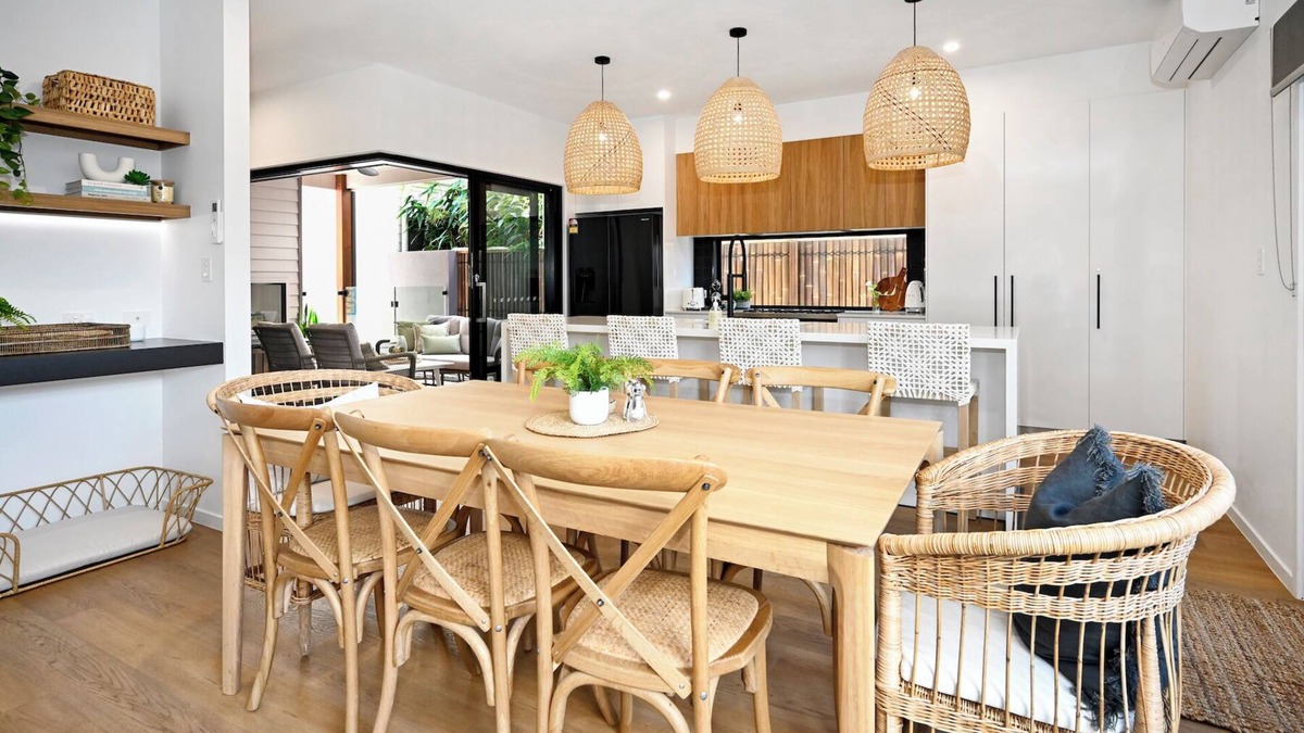 Bokarina House | Stylish, Beachside 4 b/r Dream Home - 8 guests ZD7