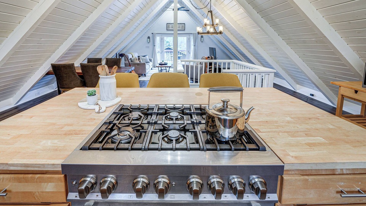 Geneva Cottage | Stylish Bellingham Home w/Lake + Mountain Views!