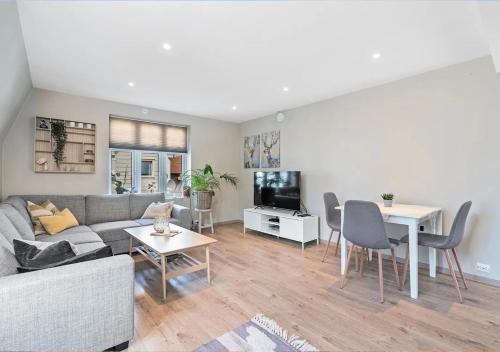 Egersund Apartment | Stylish & Bright Penthouse - Office - 5 Star Location!