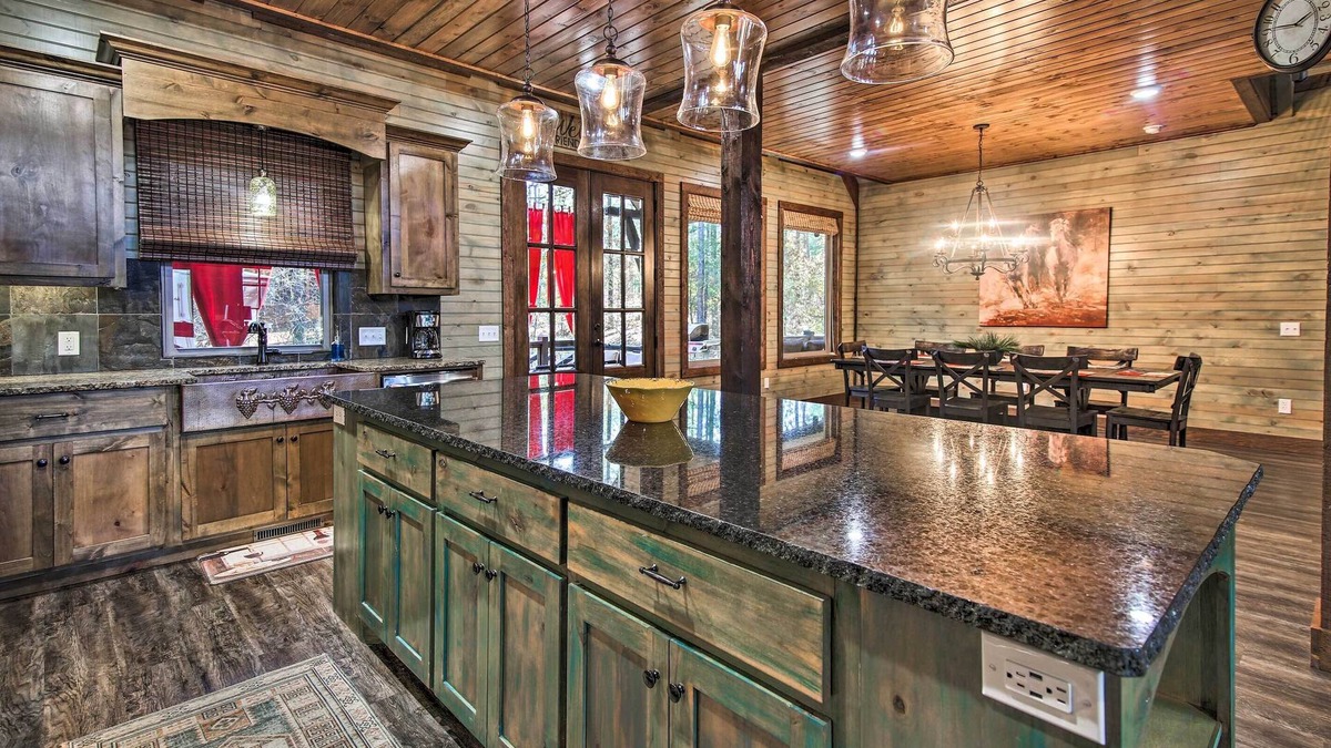 Hochatown Cottage | Stylish Broken Bow Cabin w/Hot Tub + Fire Pit!