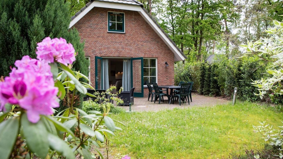 Hooghalen House | Stylish bungalow with open kitchen, spacious terrace, 3 bedrooms and 2 luxurious bathrooms.