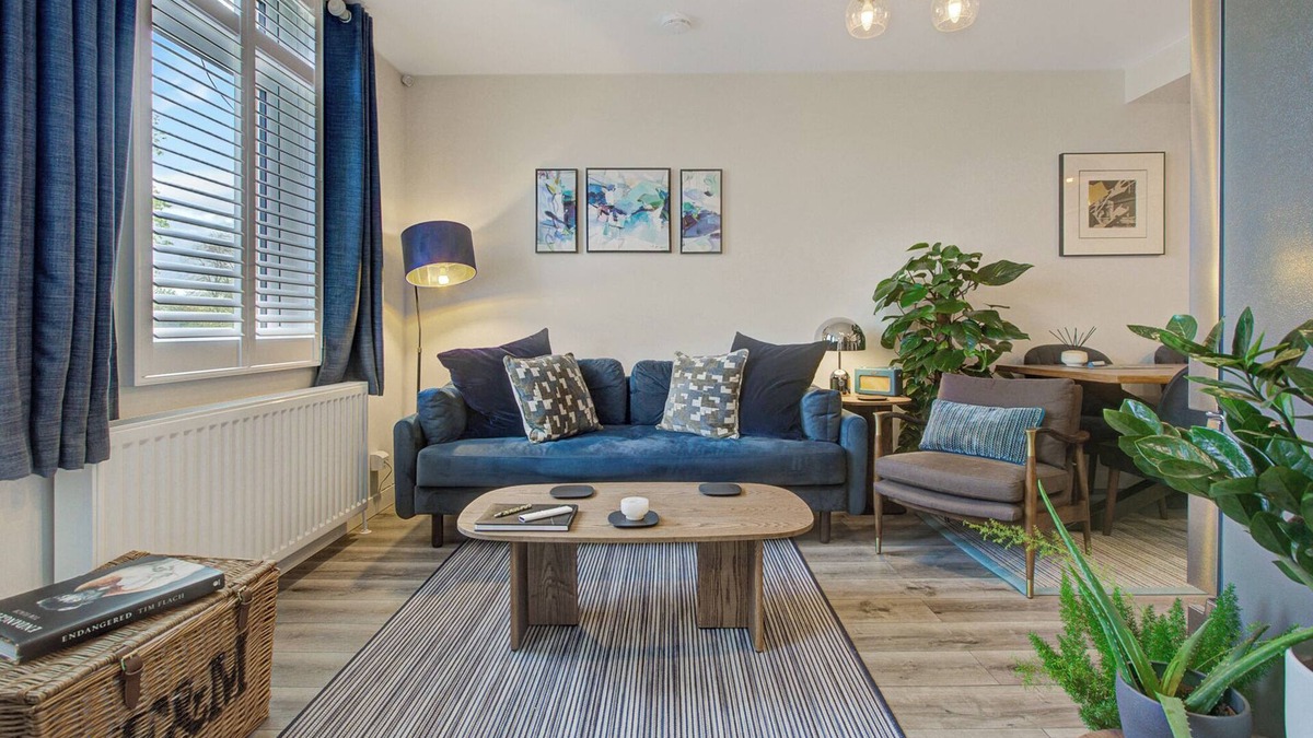 Rushmoor District Apartment | Stylish, business traveller friendly by Exhibition Centre free parking & Netflix