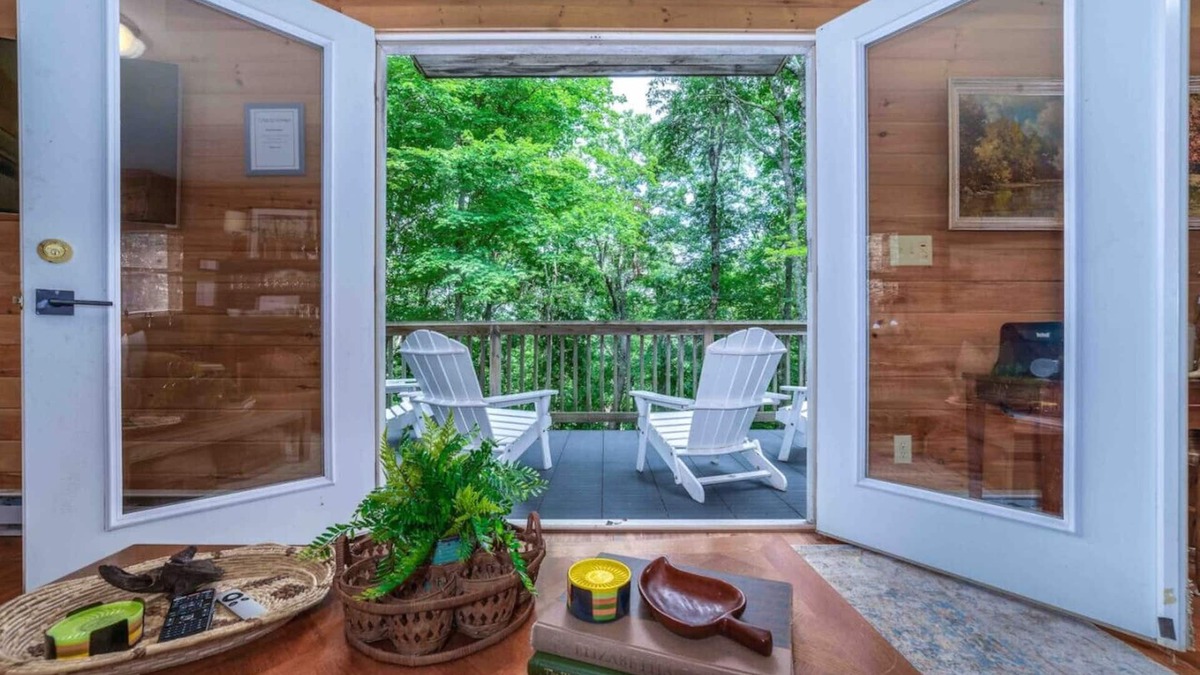 Burks Fork Cabin | Stylish Cabin near wineries & parkway