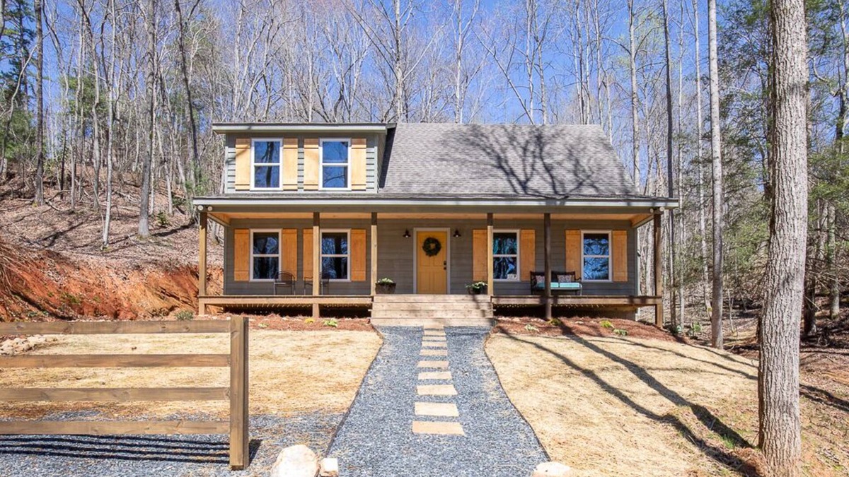 Dahlonega Cabin | Stylish Cabin within a mile of Town Square