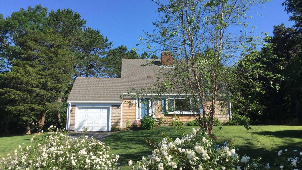 North Chatham House | Stylish Cape in North Chatham ~ Walk to Private Neighborhood Beach