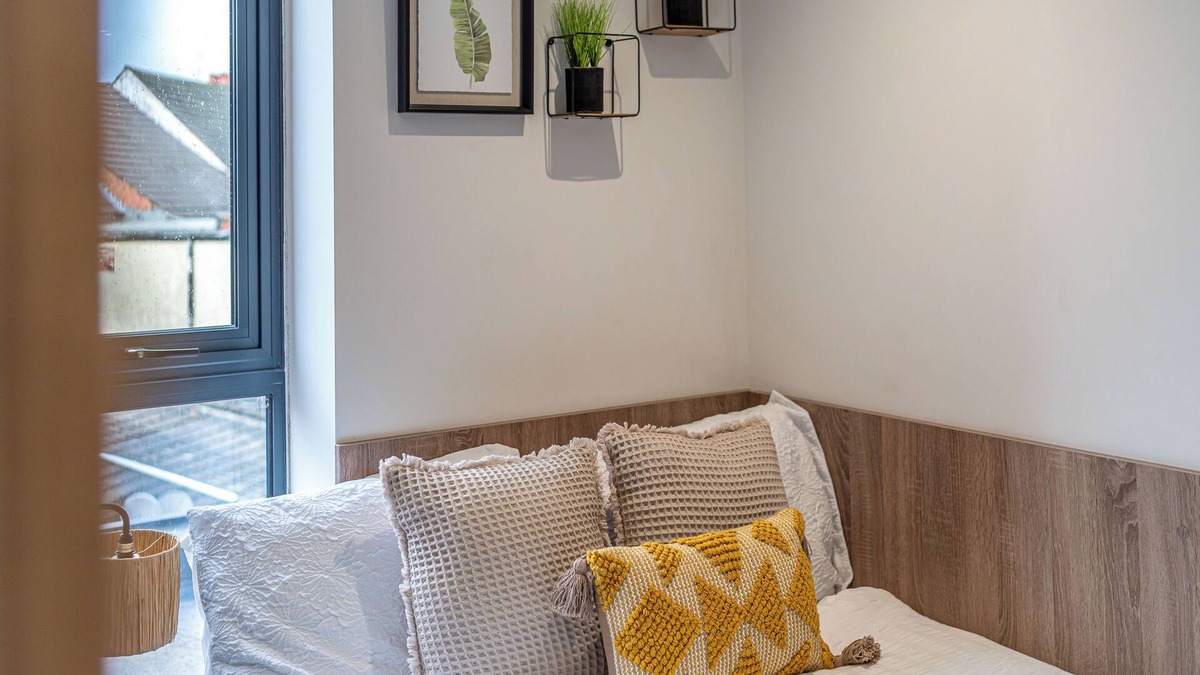 Wolverhampton Apartment | Stylish Charming Central Studio Apartment w/Parking