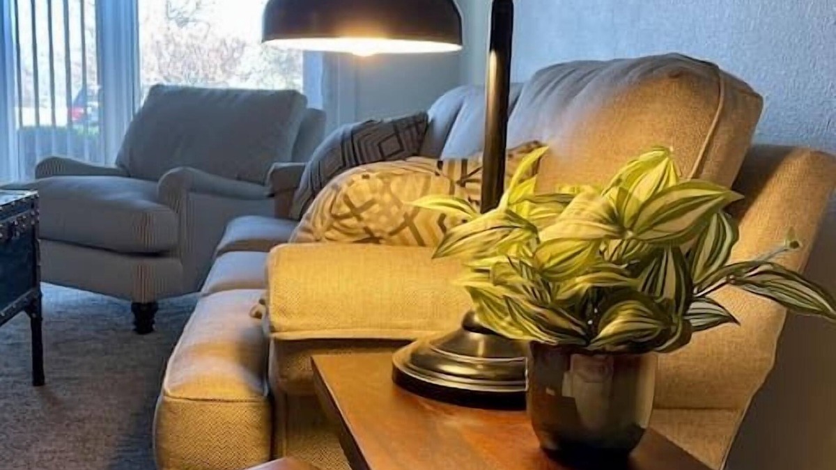 De Pere Apartment | Stylish & Chic Modern Residence