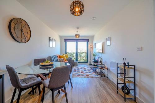 Vauxhall Apartment | Stylish City Apartment with Juliette Balcony, Retro Games & Fast WiFi