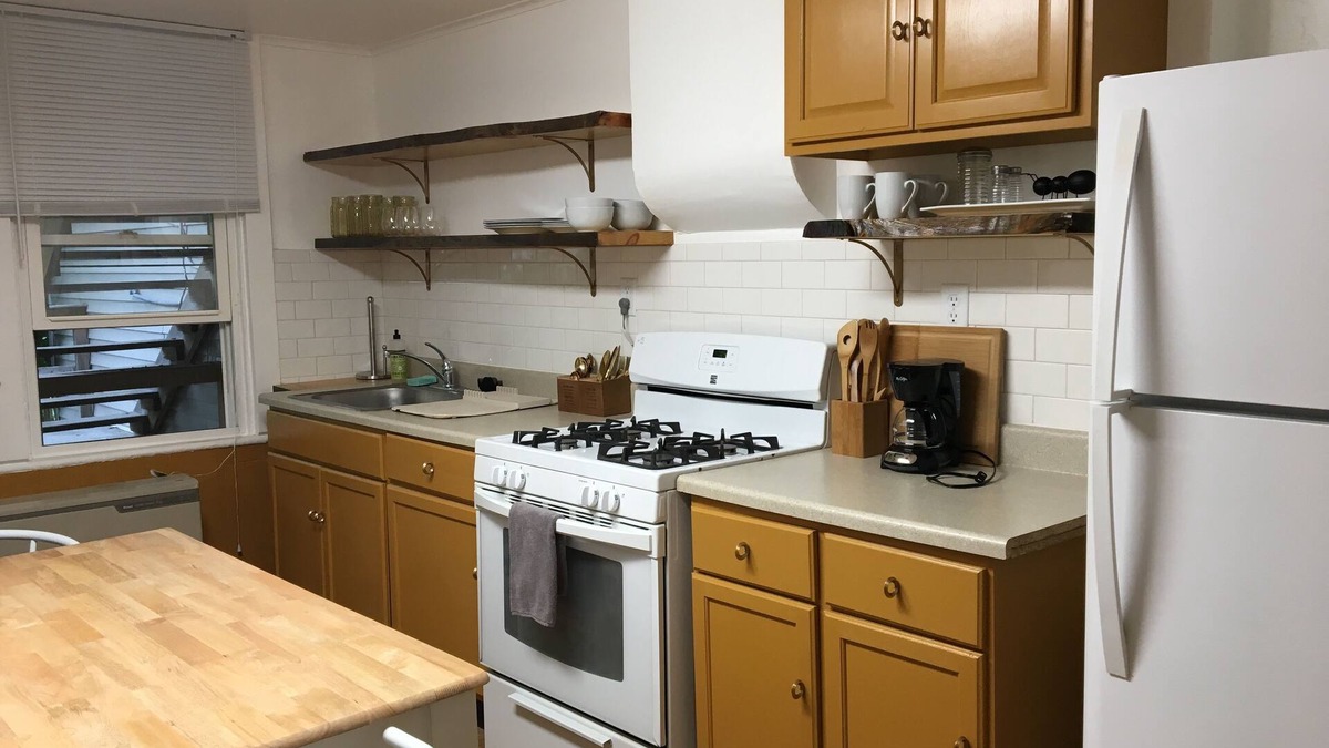 Hudson Apartment | Stylish, clean and bright 2 BR apt just off of Warren Street!