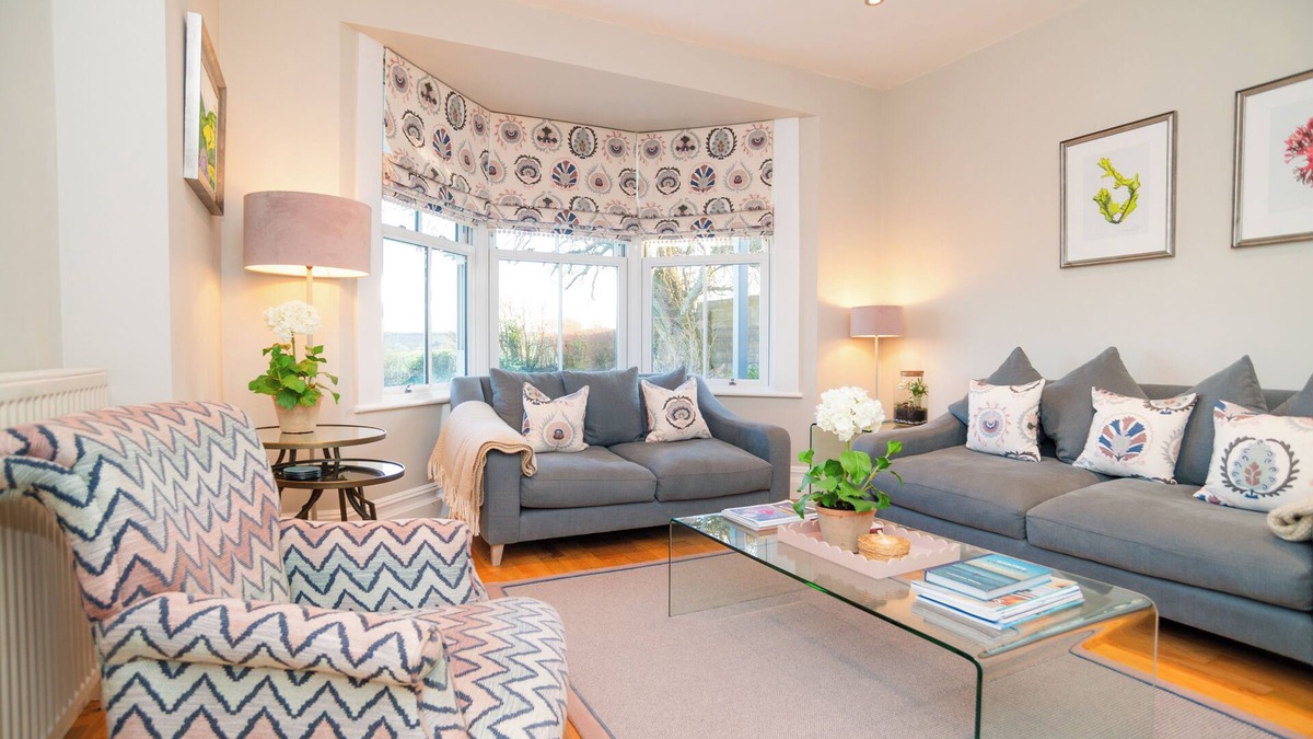 Kingsbridge House | Stylish Coastal Luxury - 5 Bed, Hot Tub, EV Charger