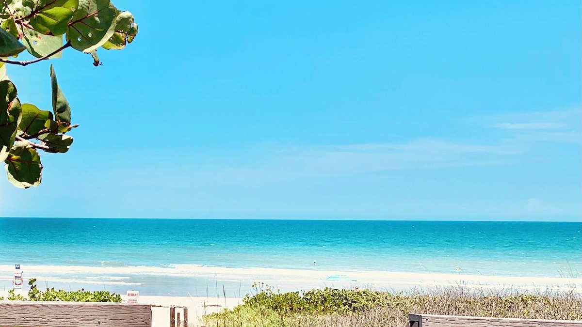 Melbourne Beach House | Stylish Coastal Beach Retreat - Hanging Bed, Steps to Sand & Private Access